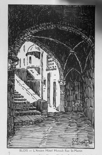 Passage couvert et escalier d'accès de la cour 1 à la cour 2.