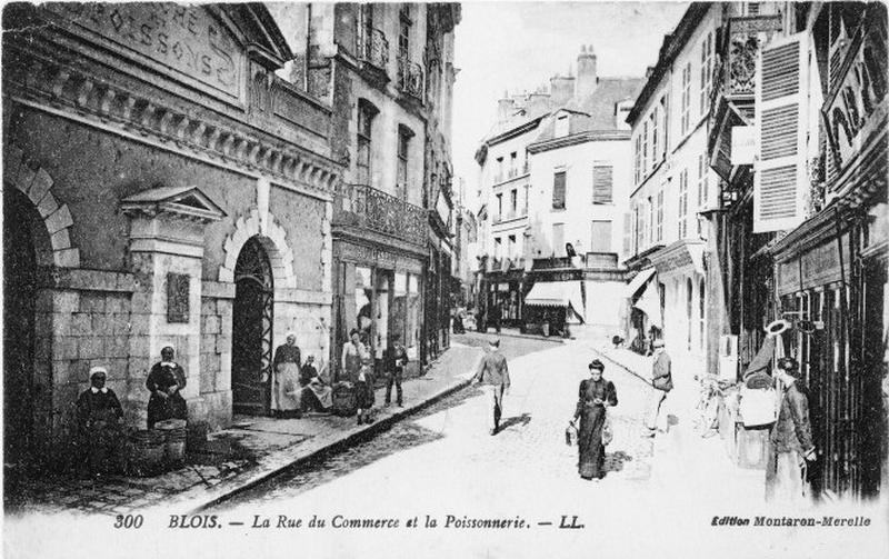 Façade est sur la rue du Commerce.