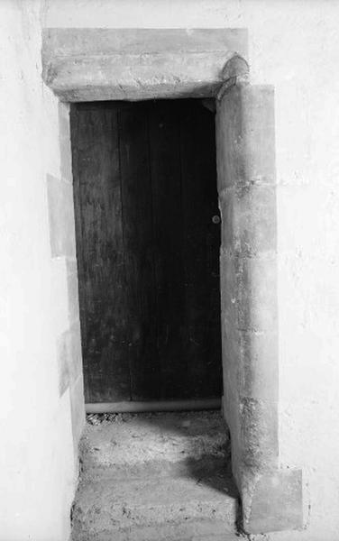 Bâtiment ouest, combles, détail : encadrement porte donnant sur l'escalier.