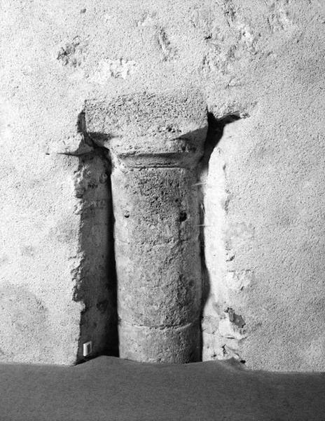 Bâtiment sud, cave. Détail : colonne.