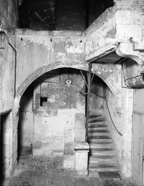 Escalier, façade sur cour, rez-de-chaussée.