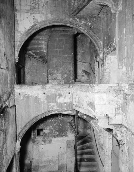 Escalier, façade sur cour, rez-de-chaussée et premier étage.