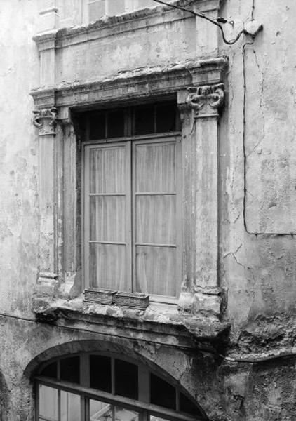 Bâtiment est, façade ouest sur cour. Détails : arcade du rez-de-chaussée et fenêtre du premier étage.