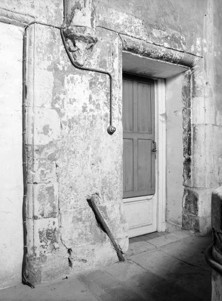 Escalier et palier 1er étage, porte d'accès au bâtiment ouest.