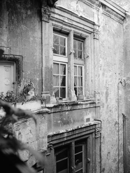 Bâtiment ouest, façade est sur cour. Détails : fenêtres premier et deuxième étage.