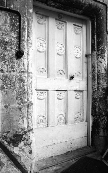 Escalier deuxième étage, accès au bâtiment ouest, détail : vantail de porte.