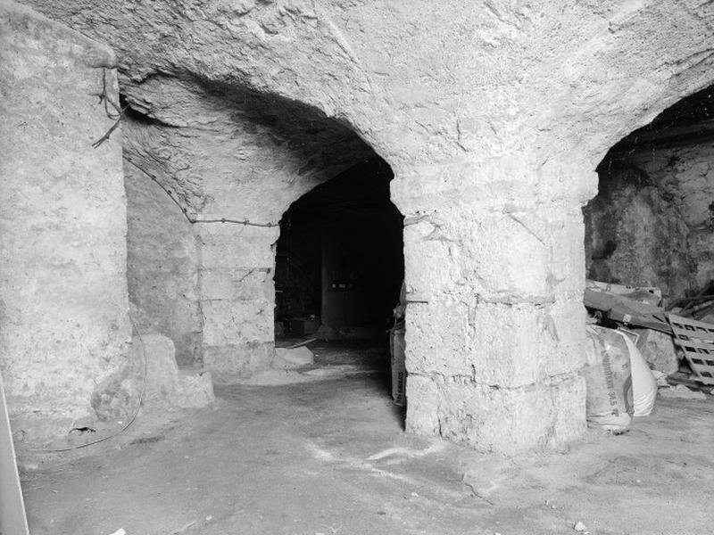 Cave sous cour et bâtiment ouest, détails : voûte et pilier.