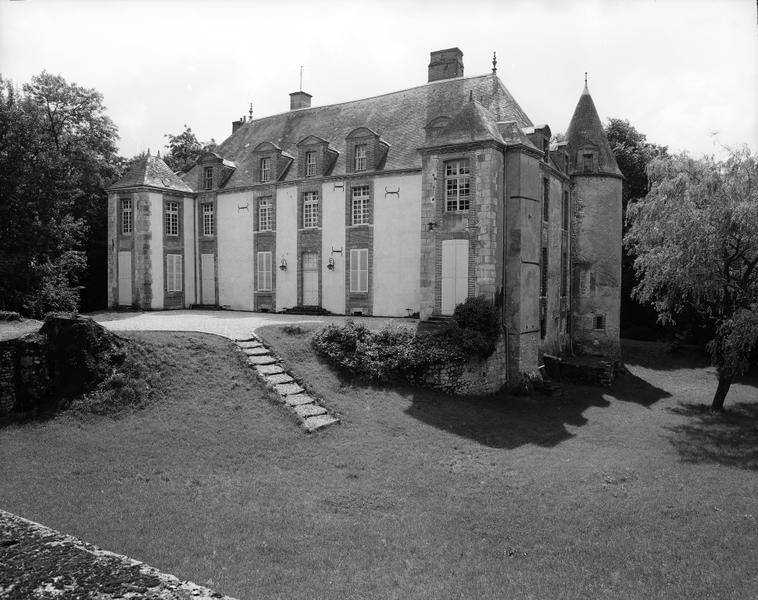 Vue de volume prise de l'ouest.