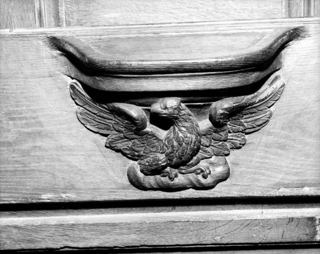 Détail de miséricorde : aigle aux ailes déployées.