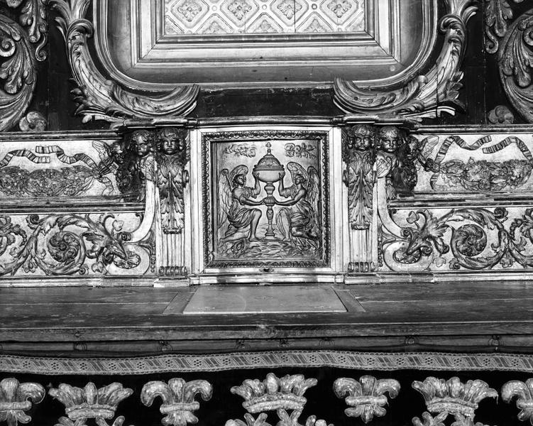 Autel, 2 gradins d'autel, tabernacle, retable (autel tombeau, tabernacle tournant)