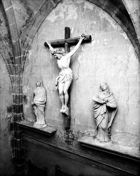 Groupe sculpté : Christ en croix, la Vierge et sainte Madeleine