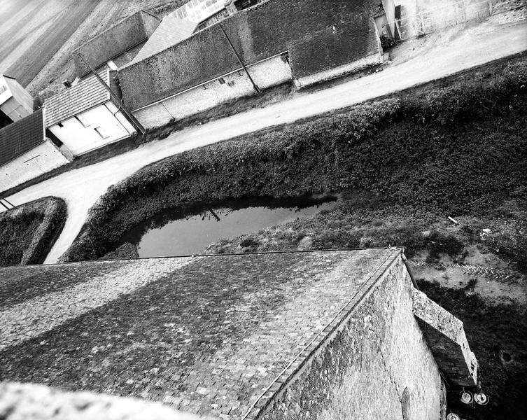 Vue prise du clocher côté sud : vestiges de fossé.