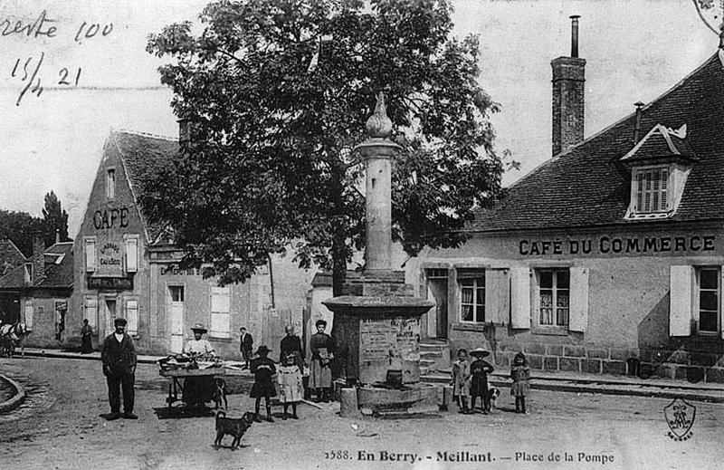 Vue de la place et du monument au centre.