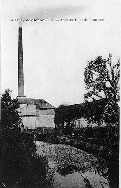 Ancienne usine de Champange. A gauche, le haut fourneau transformé en chaudière pour la tannerie (présence d'une haute cheminée) prolongée par la halle de coulée. A droite l'ancienne halle à charbon..