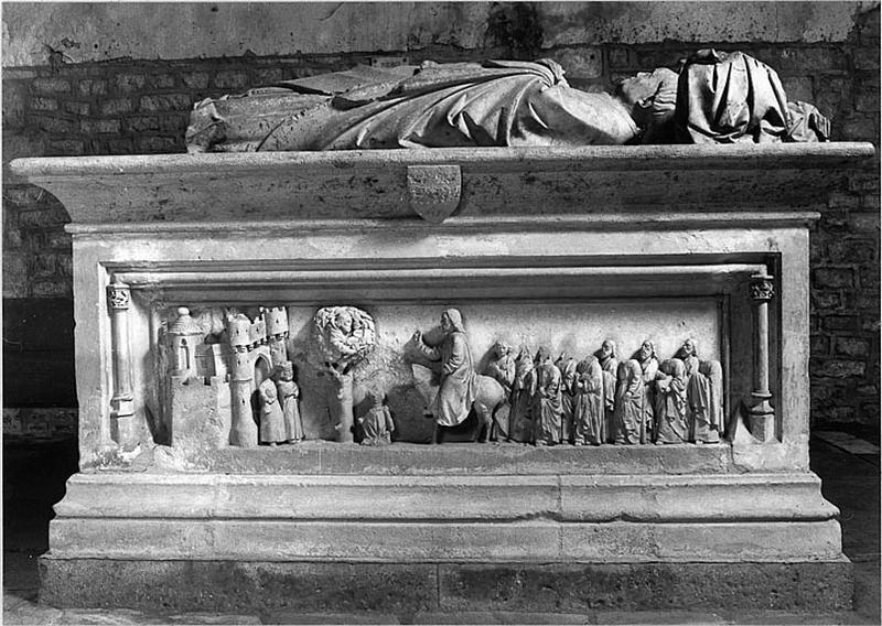 Eglise paroissiale : bras sud du transept. Tombeau de Saint Sylvain. Vue de face.