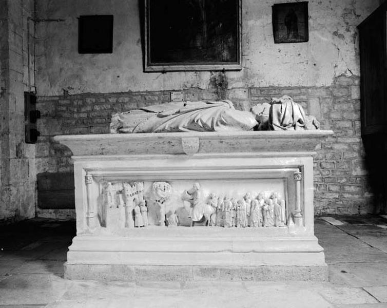 Eglise paroissiale : bras sud du transept. Tombeau de Saint Sylvain. Vue de face.