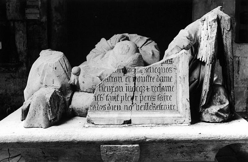 Eglise paroissiale : bras sud du transept. Tombeau de Saint Sylvain. Epitaphe.