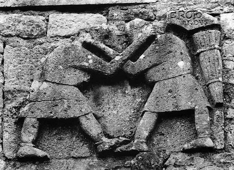 Eglise paroissiale : façade occidentale. Bas-relief en réemploi.