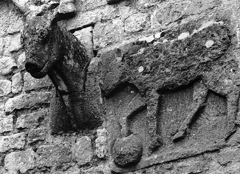 Eglise paroissiale : façade occidentale. Bas-relief en réemploi.