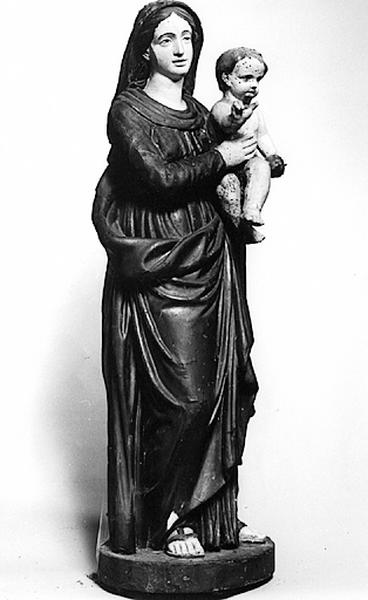 Eglise paroissiale : absidiole nord, statue, Vierge à l'enfant, vue de trois-quart.