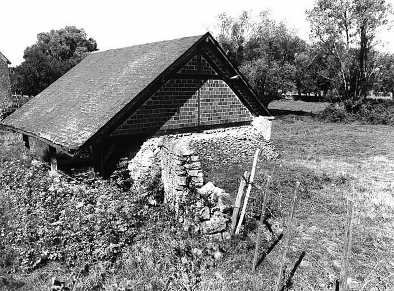 Lavoir-fontairne : vue d'ensemble prise de la route.