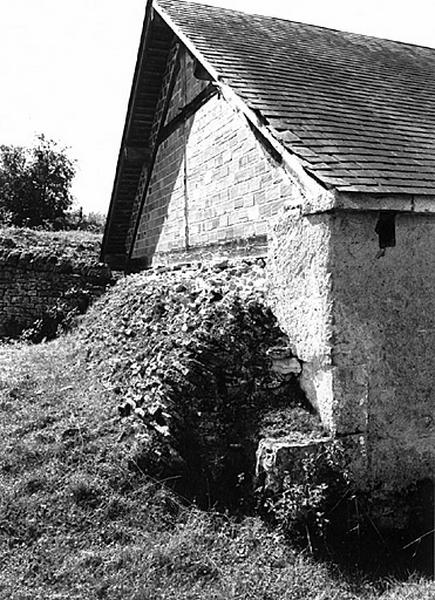 Lavoir-fontaine : voute en berceau, extrados.