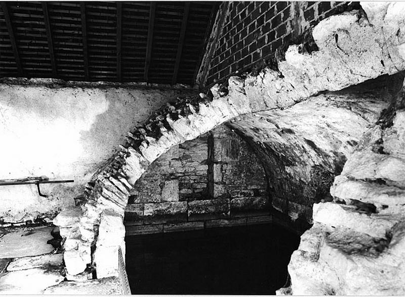 Lavoir-fontaine : voute en berceau, intrados.