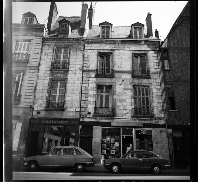 Façade antérieure sur rue : maison début XVIIIe.