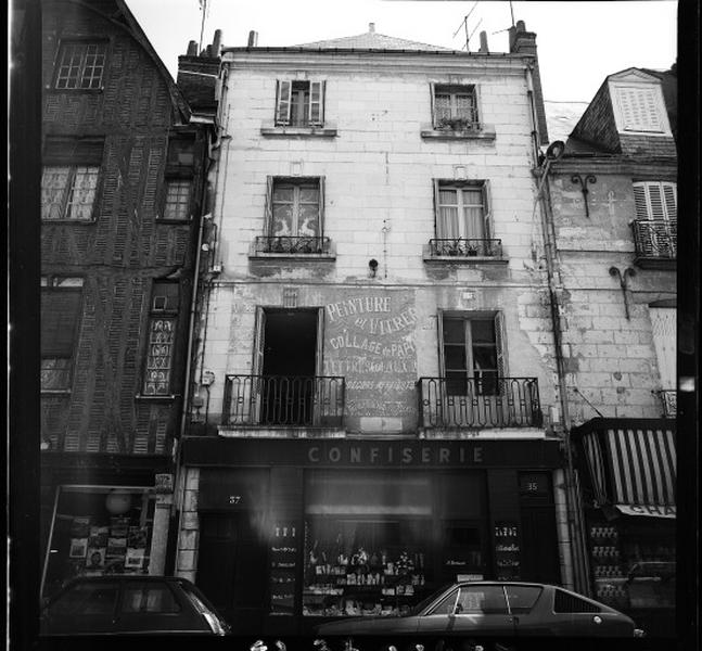 Façade sur rue, porte d'entrée sur la façade antérieure du 35, rue Colbert.