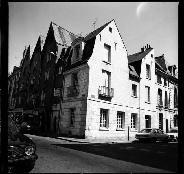 Angle de la rue Colbert : maison, vue de volume.