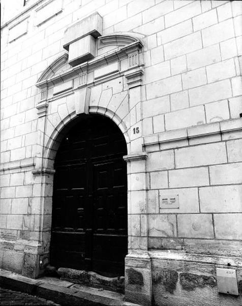 Façade sur rue : détail, portail d'entrée après restauration.