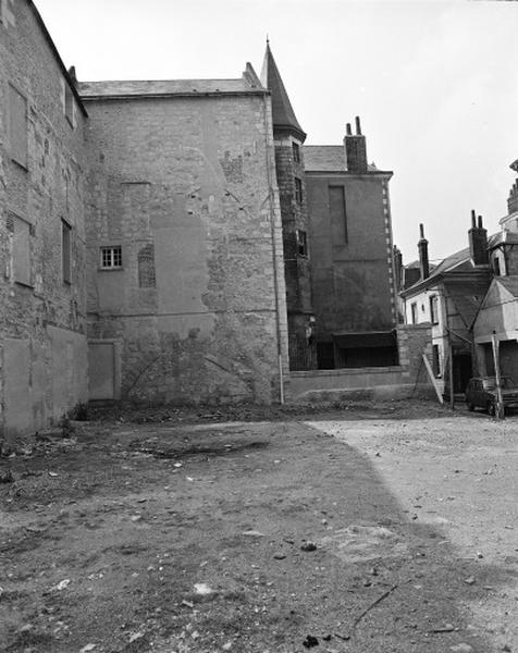 Maison démolie. Mur nord mitoyen avec le 6 rue Henri-Royer (presbytère de Sainte-Croix), vestiges d'arcs boisés médiévaux.