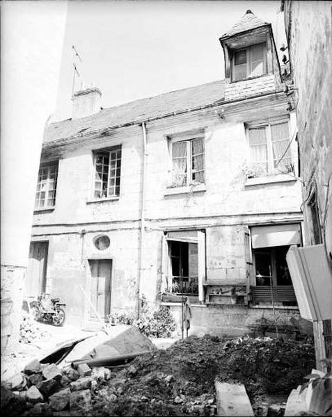 Maison sur cour au nord de la cour.