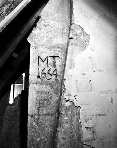 Corps de logis ouest, combles, souche de cheminée, détail, graffiti 'MT 1654'.