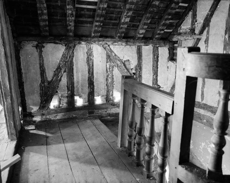 Corps de logis central de la galerie, palier des combles ; la cage d'escalier est entièrement en bois.