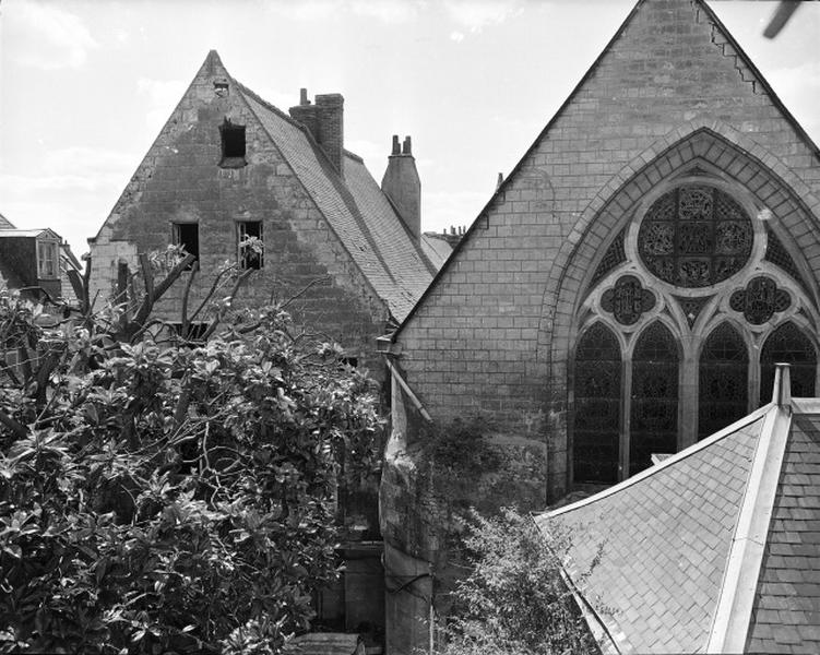 Vue générale : maison accolée à la chapelle Saint Jean, noter l'étage de comble.