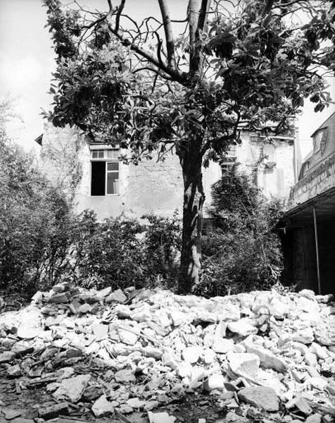 Vue générale du pignon du corps de logis ouest donnant sur la cour. La mise en oeuvre des pierres de taille paraît antérieure à celle de la baie gothique.