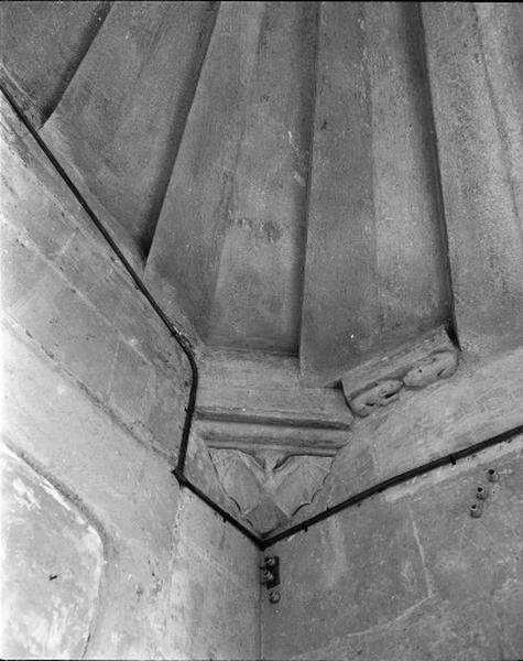 Rez-de-Chaussée, escalier dans tourelle, culot sculpté : chauve-souris.