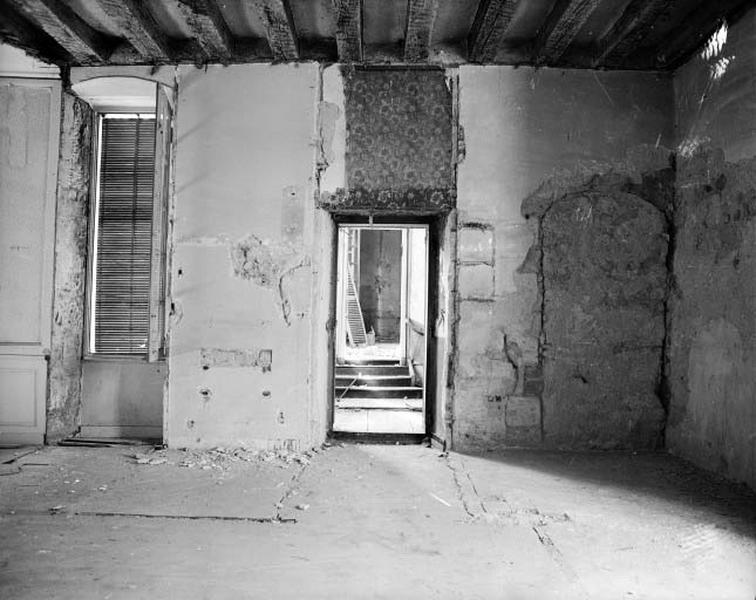 Corps de logis est, salle ouest, premier étage : à droite revers de la baie trilobée masquée par l'escalier.