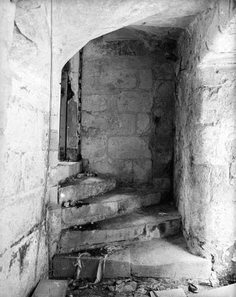 Corps de logis central de la galerie, escalier en vis en pierre, première volée.