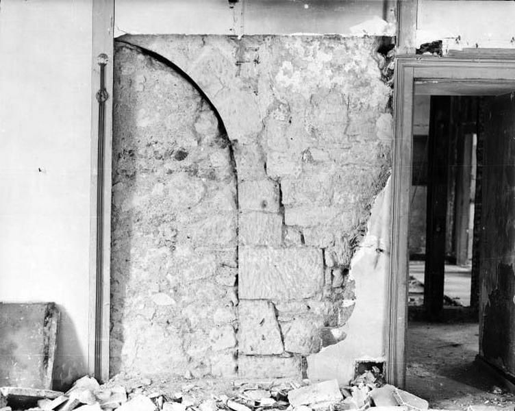 Logis est, salle ouest, premier étage, mur de refend après piquetage : baies geminées couvertes en plein cintre.