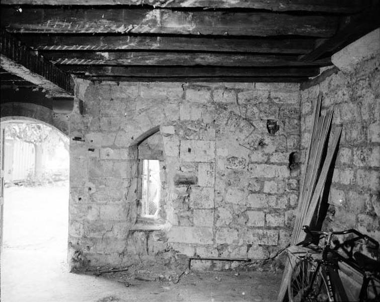 Corps de logis est, salle nord-est, revers de la façade nord sur le cloître (détail) : ancienne ouverture comblée partiellement.