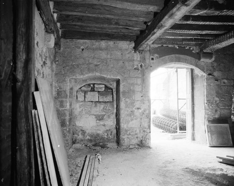 Corps de logis est, salle nord-est, revers de la façade nord sur le cloître.