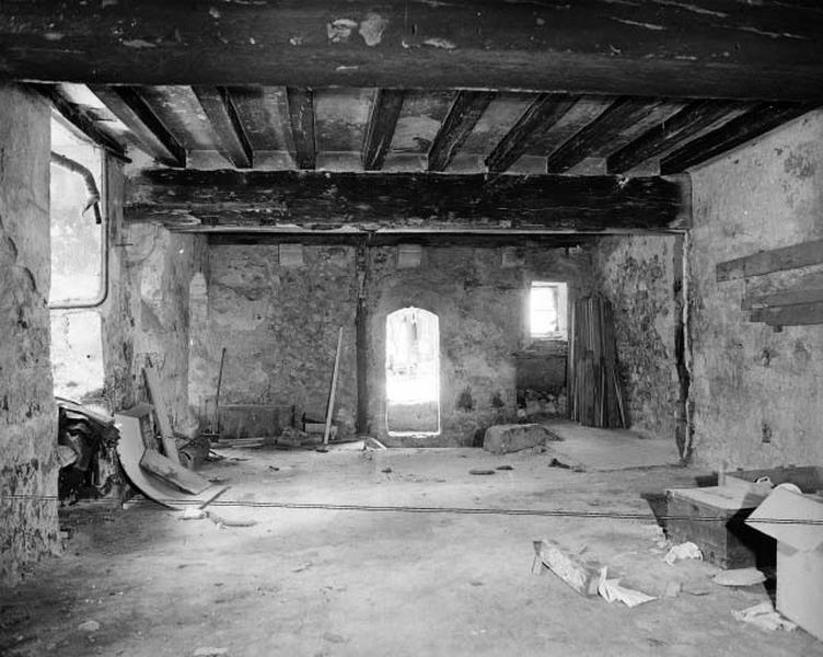 Corps de logis est, salle ouest, revers de la façade nord côté cloître : corbeaux en pierre pour soutenir la sablière de plancher.