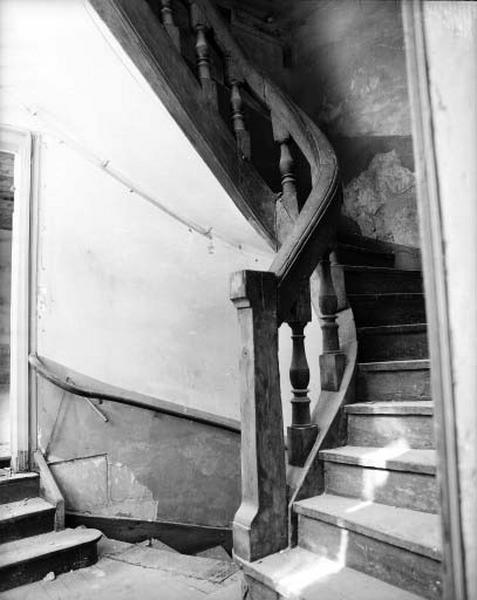 Corps de logis central de la galerie : l'escalier en vis en pierre s'est transformé au XVIIIe siècle tournant avec jour en bois.