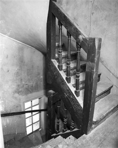 Corps de logis ouest, premier étage, escalier tournant en bois.