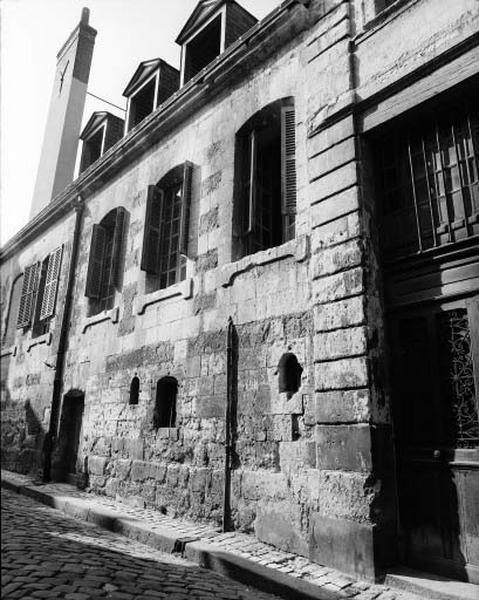 Corps de logis est, façade sur rue, vue partielle.