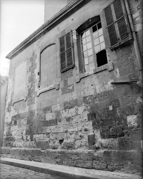 Corps de logis est, façade sur rue, vue partielle.