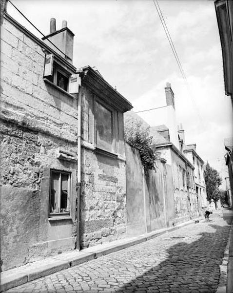 Façade antérieure sur rue prise de l'ouest.