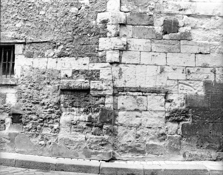 Façade sur la rue Rapin : collage du mur de clôture de la cour avec la maison. Noter le contrefort dans l'angle et la porte piétonne semi enterrés. Noter aussi la mise en oeuvre des matériaux : petits moëllons enduits inhabituels à Tours.